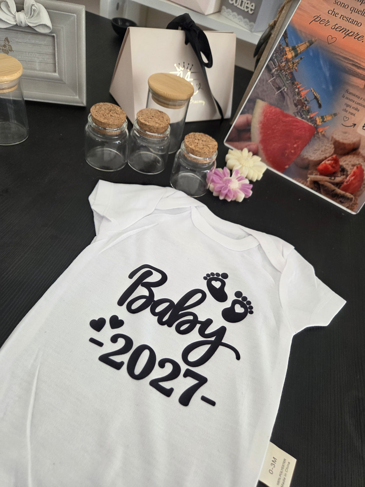 Kit Nascita Personalizzato con Nome e Foto – Bavaglino, Telo, Astuccio, Sacca e Body