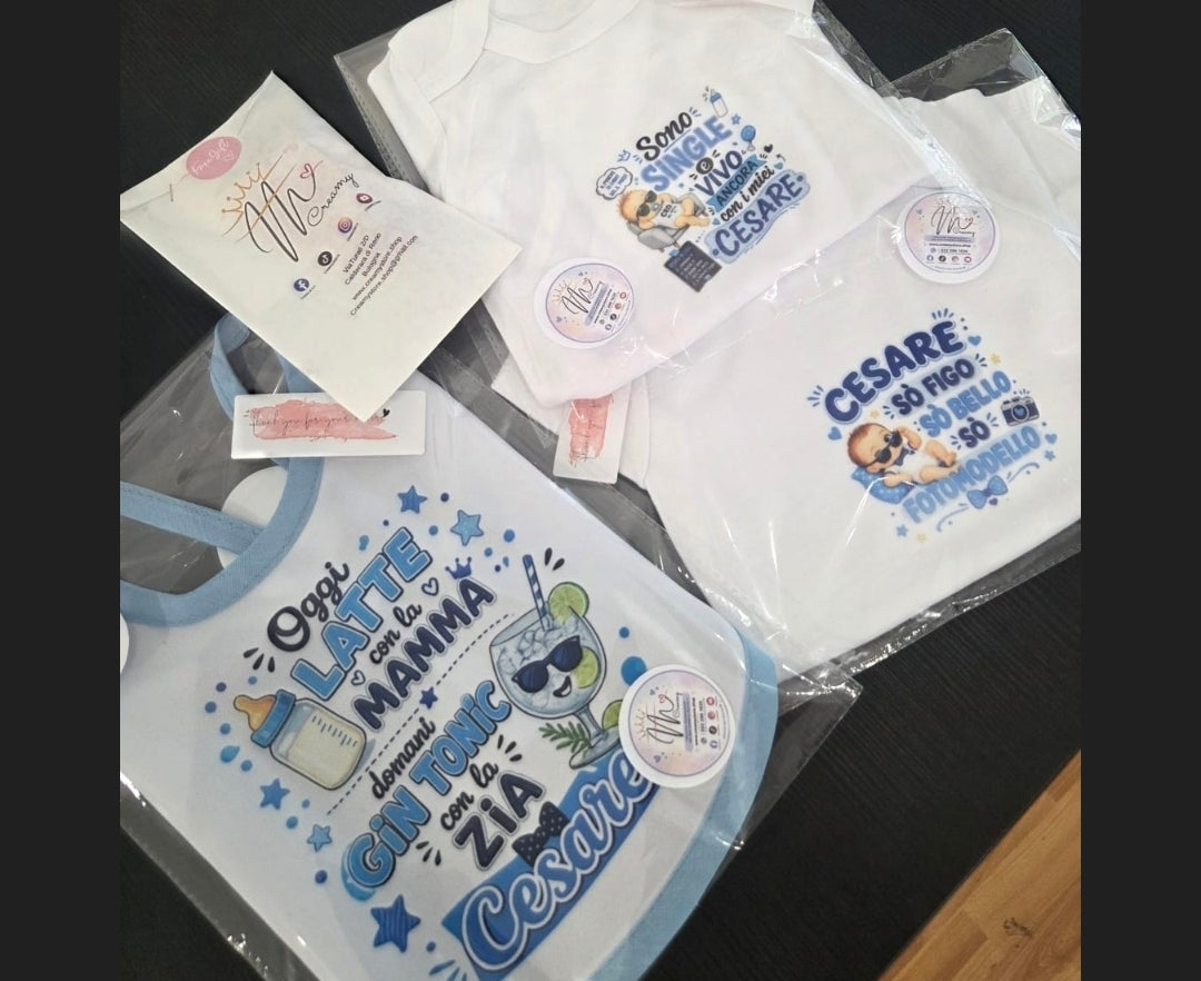 Kit Nascita Personalizzato con Nome e Foto – Bavaglino, Telo, Astuccio, Sacca e Body